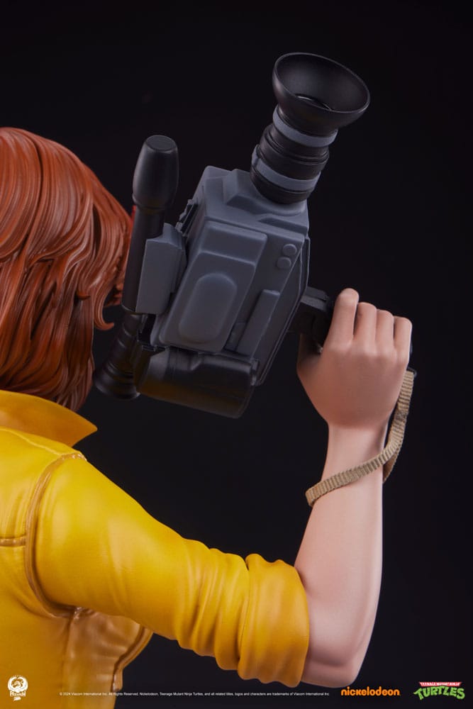 Teenage Mutant Ninja Turtles Premier Series Statue 1/4 April O'Neil 46 cm - Versand: 5-7 Tage nach Bestellung